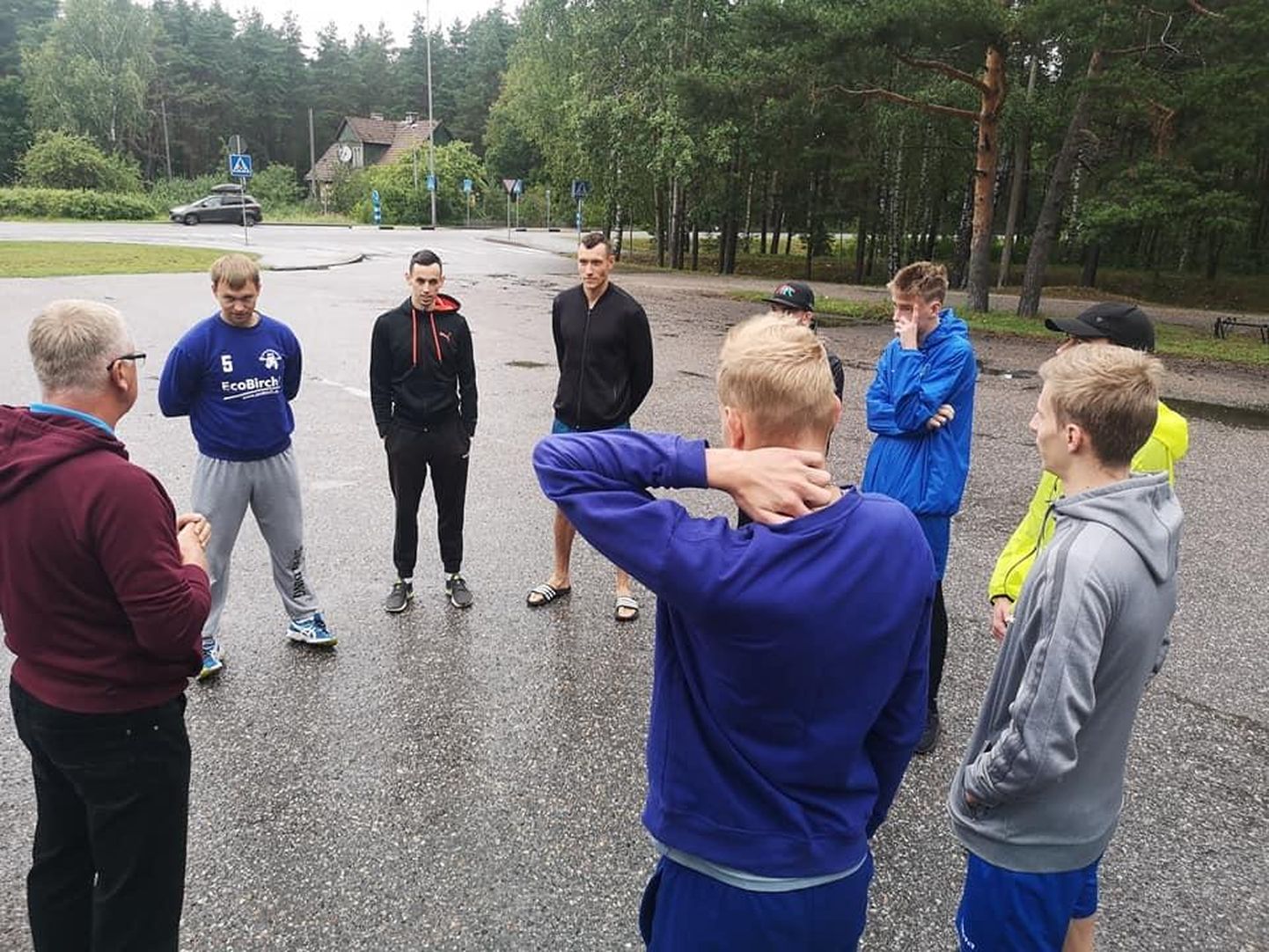 Pärnu võrkpalliklubi meeskonna põhituumik tegi täna Raeküla terviserajal hooaja esimese ühistreeningu.
