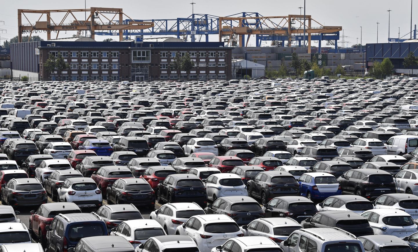 Uued autod logistikakeskuses Duisburgis. Saksa autotööstust on koroonakriis tabanud iseäranis rängalt.