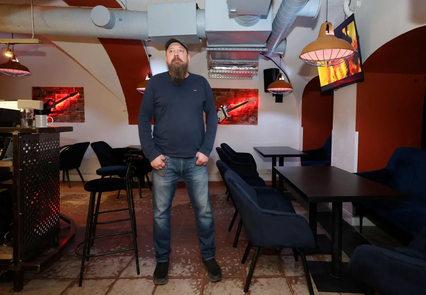 Tuuma peremees Meelis Tullino ütles, et kitarrid baari seintel on saadud tuttavatelt ning sarnase muusikamaitsega sõbrad on ka muul moel igati abivalmid olnud.