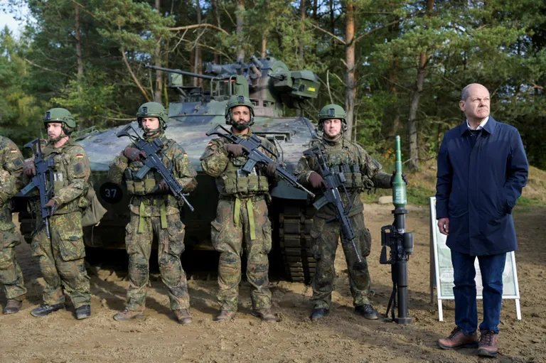 Saksamaa kantsler Olaf Scholz koos Saksa sõduritega jalaväe lahingumasina Marder ees tänavu 17. oktoobril.