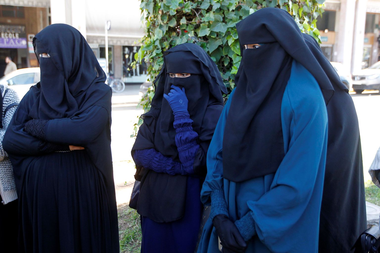 Niqab'is ja burkas mosleminaised