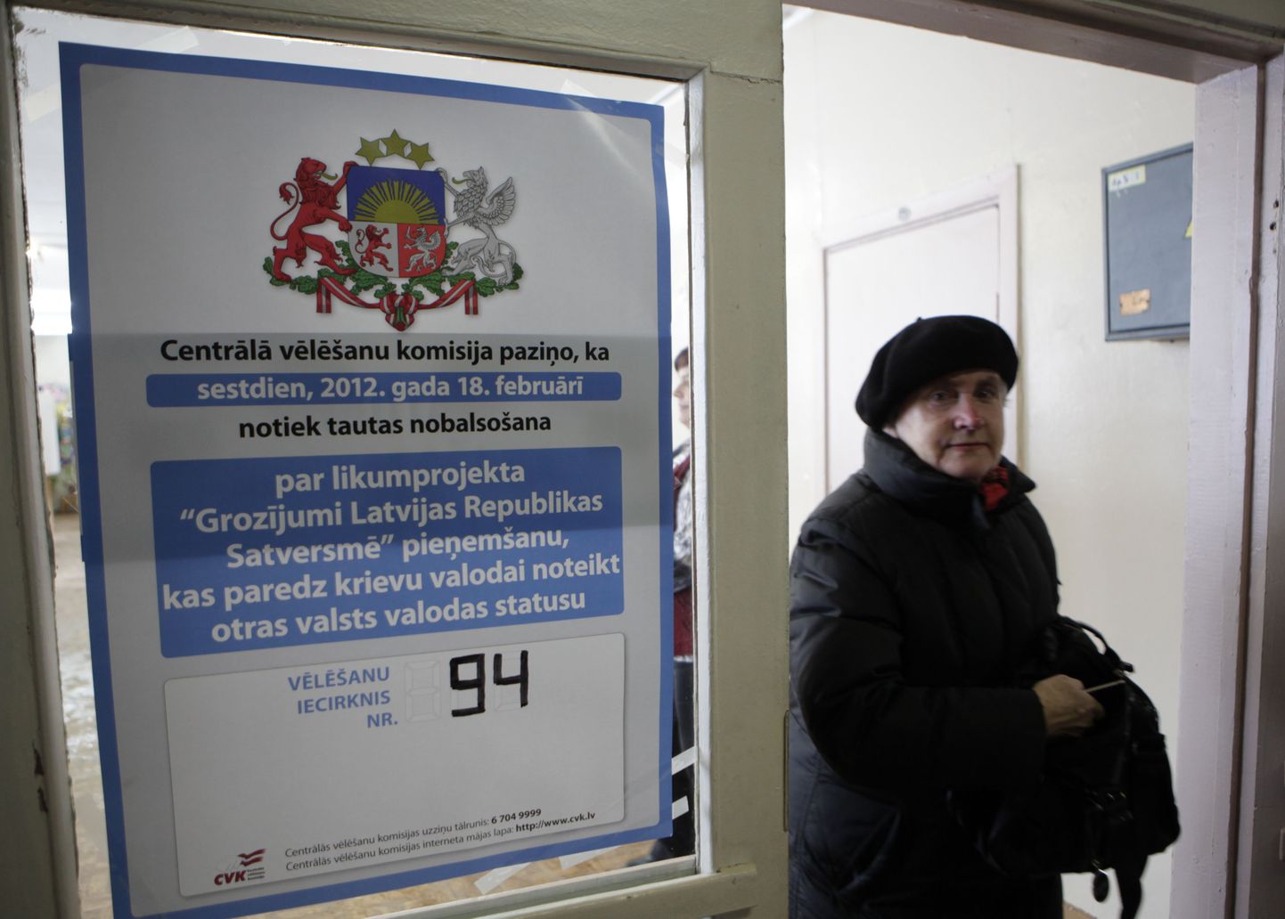 Keelereferendumil osalenud Läti kodanik väljumas valimisjaoskonnast.