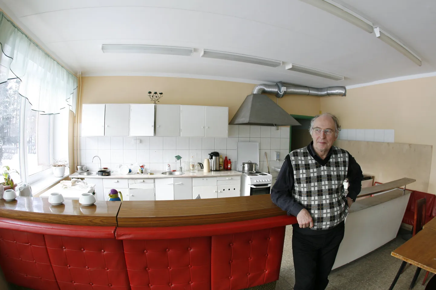 Saarepeedi vallavanem Ando Eensalu kinnitas, et ei ole söökla ehituse vastu ning eelmisel nädalal välja saadetud kiri, milles vallavalitsus keelas remonti alustada, oli suur eksitus.