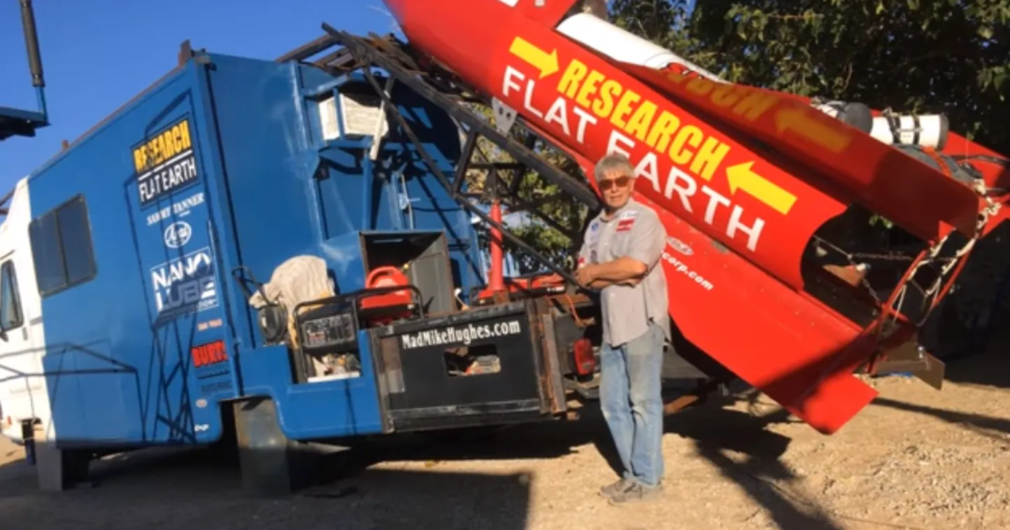 Mike Huges isevalmistatud raketiga.