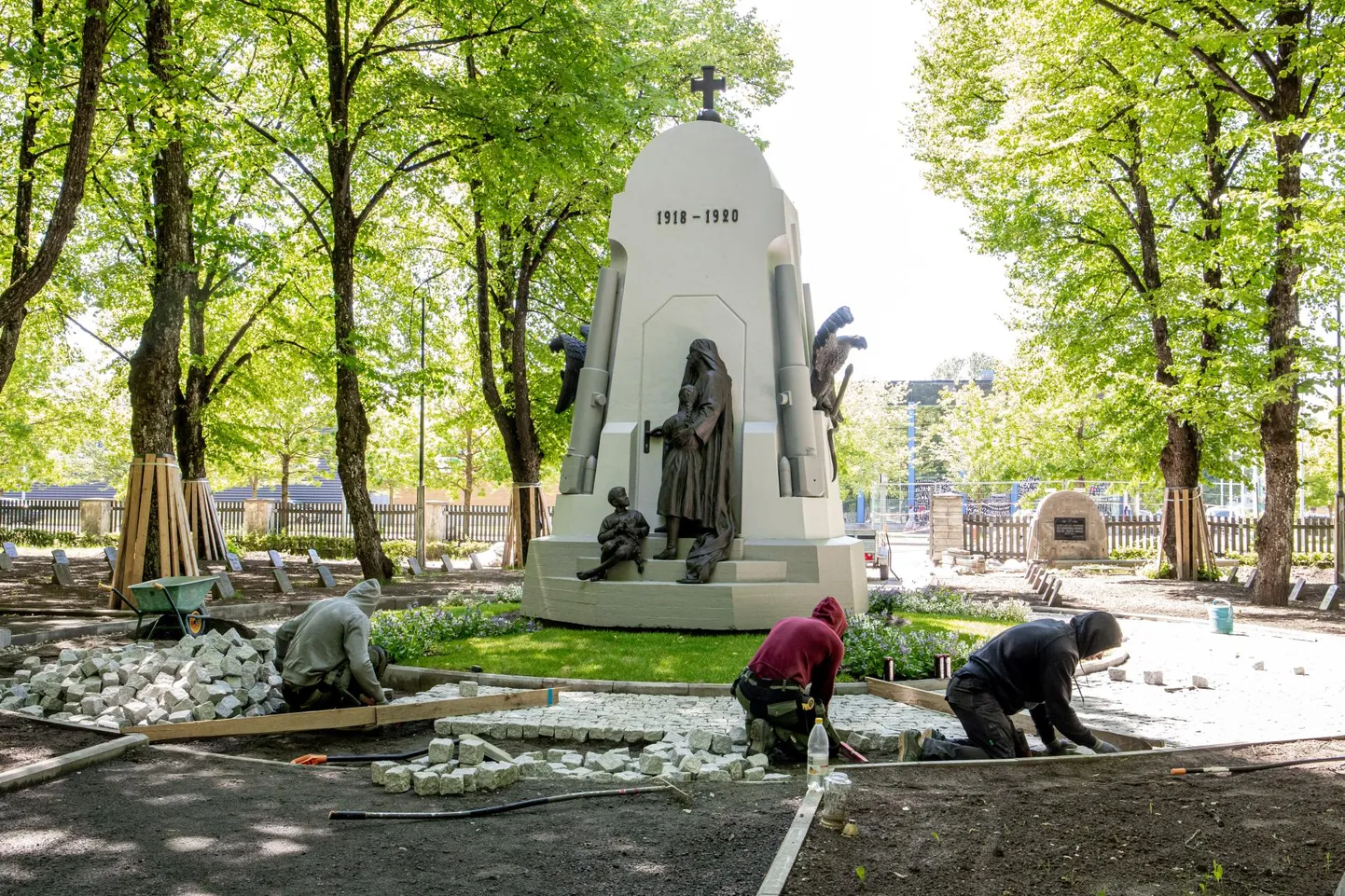 Pärnu Alevi kalmistul ladusid OÜ Euroroadi töömehed kesknädalal vabadussõja monumenti ümbritsevale ringile graniittäringukive.