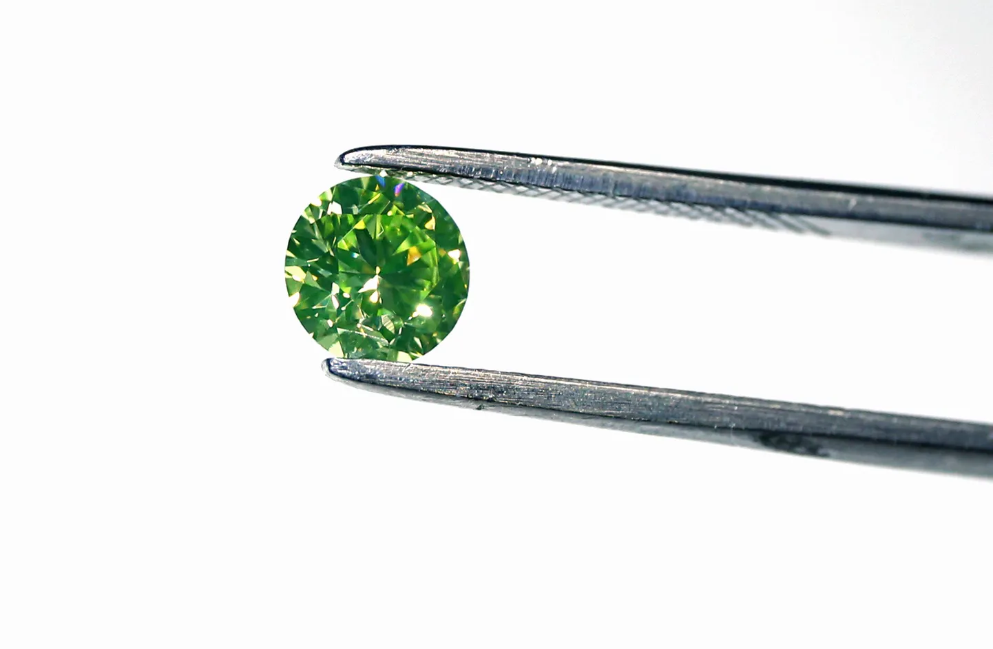 Seitsme karaadine roheline sünteetiline teemant Chicagos tegutsevas Professional Gem Sciences Laboratory keskuses, mis kontrollib tehisteemanteid.