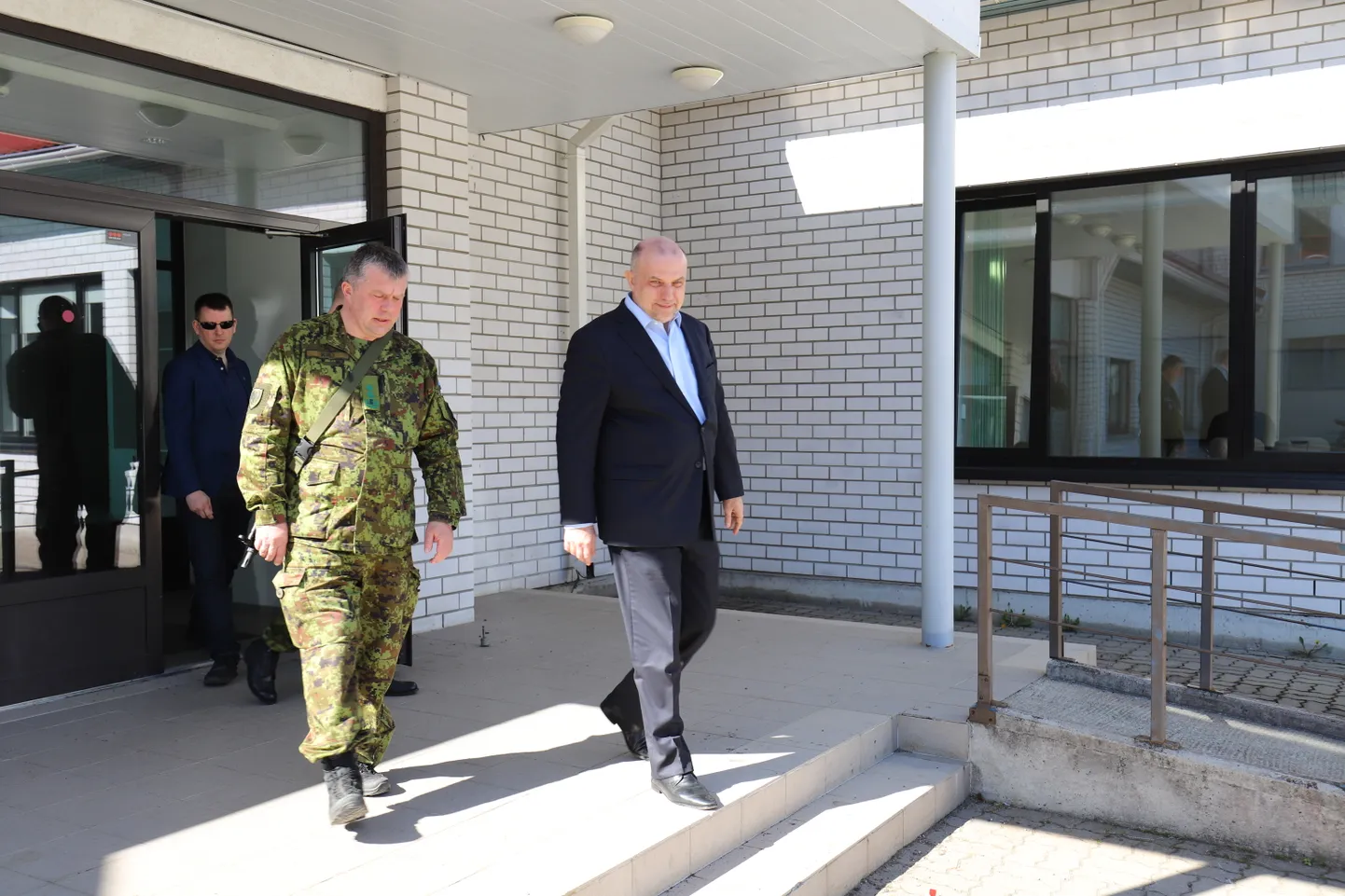 Kaitseliidu ülem kindralmajor Meelis Kiili tutvustab kaitseminister Jüri Luigele Kaitseliidu maakaitse staapi.