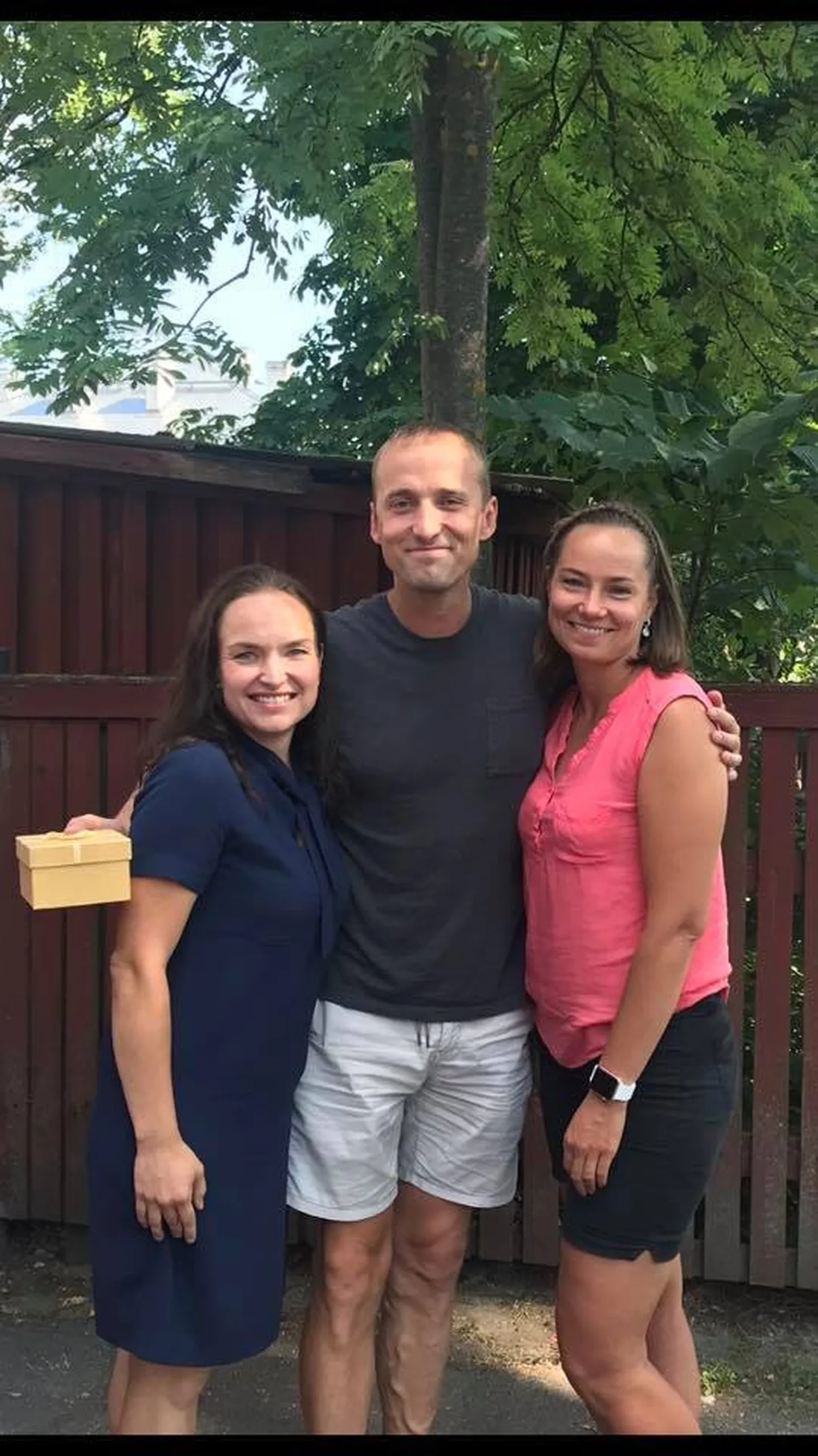 Kerli Graubner ja Kristi Rohtla Eesti vähihaigete laste vanemate liidu esindajale Märt Avandile toetussummat üle andmas.