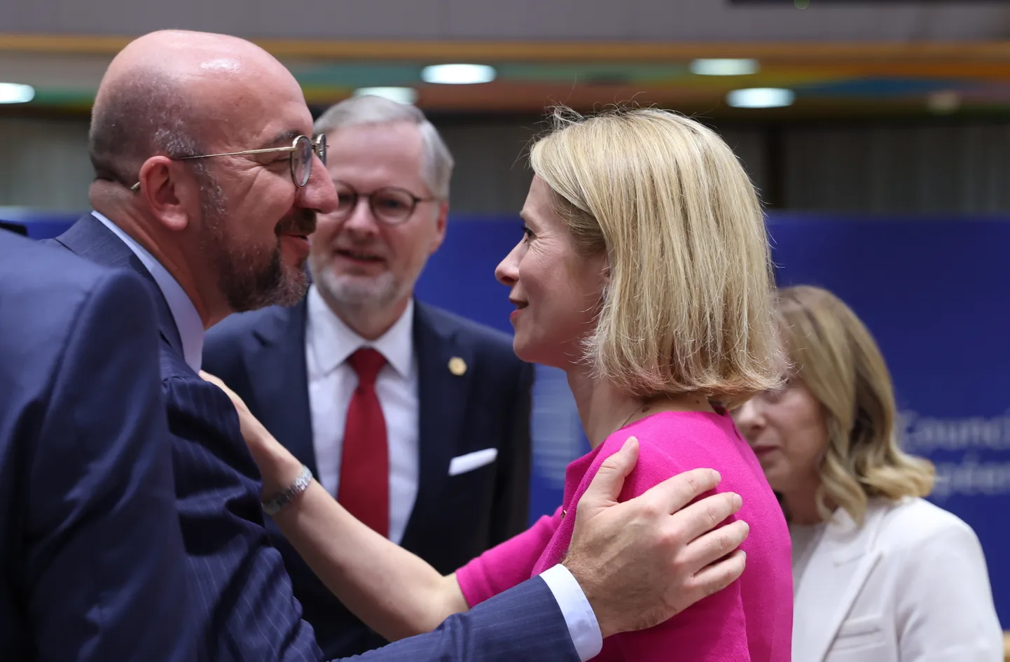 Euroopa Ülemkogu eesituja Charles Michel tervitab Eesti peaministrit Kaja Kallast Euroopa Ülemkogu mitteametlikul kohtumisel Brüsselis.