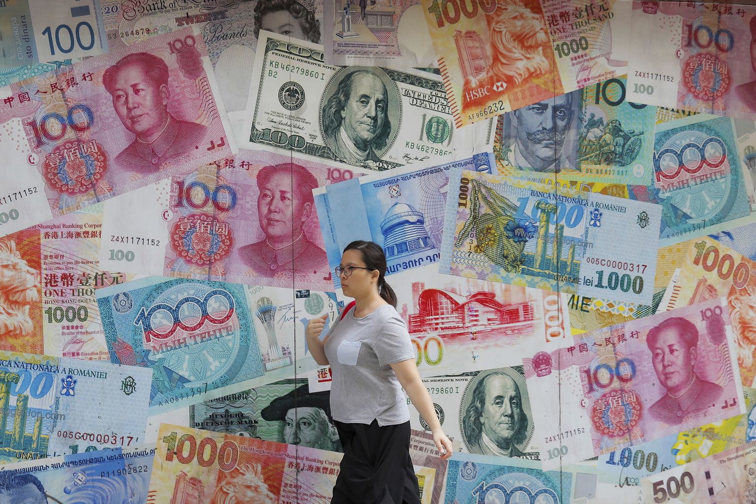 Naine jalutab Hongkongis mööda rahavahetuspunktist.