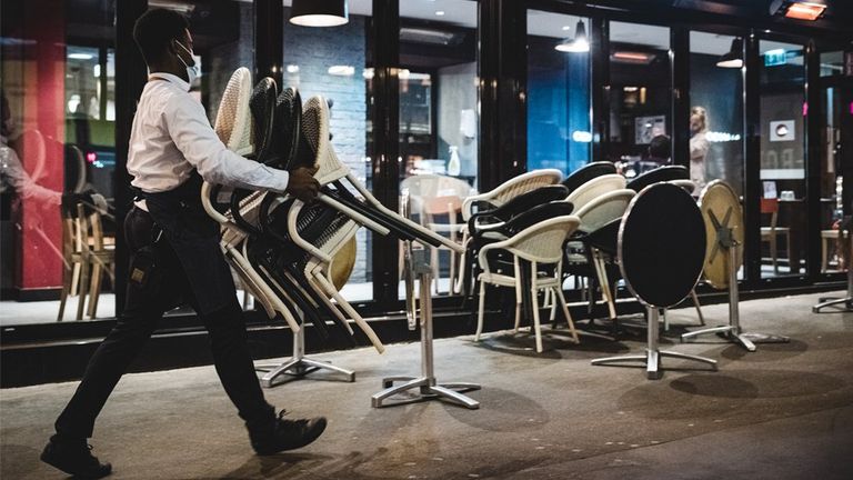 Париж: стулья у кафе