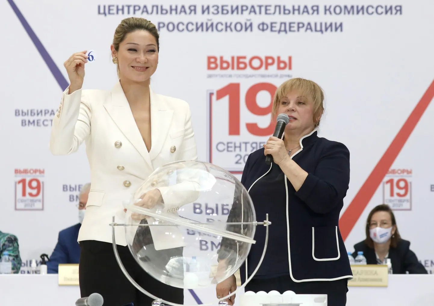 Telesaatejuht Marina Kim (vasakul) ja keskvalimiskomisjoni juht Ella Pamfilova loosimisel, kus selgitati välja riigiduuma valimistel osalevate erakondade järjekord valimissedelitel.