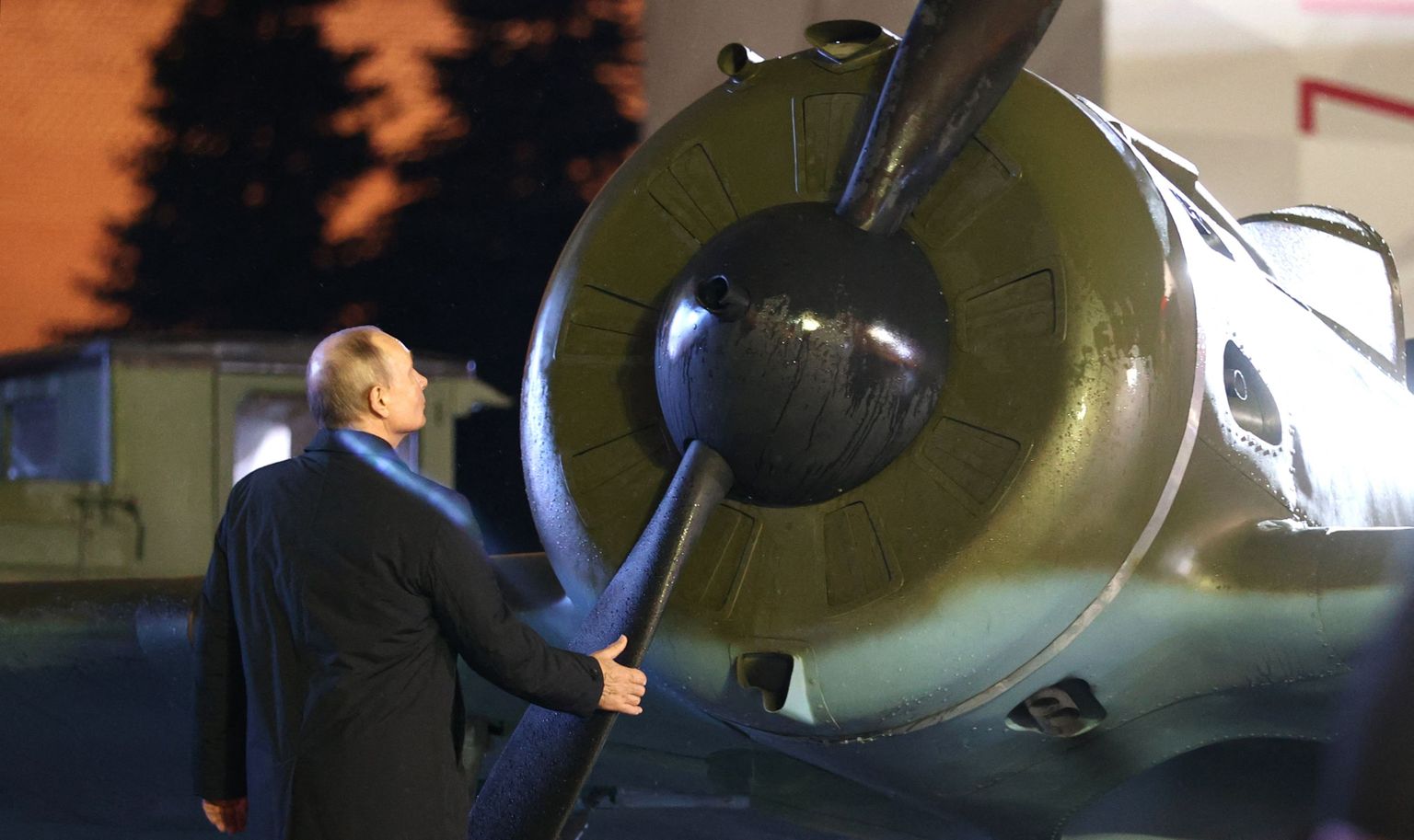 Владимир Путин не рискует покидать Москву даже ради встречи с лидерами ведущих стран мира, предпочитая гулять по Красной площади в одиночестве.