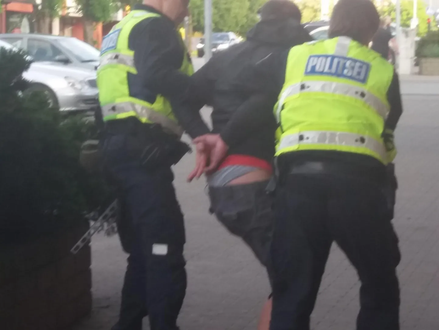 Kolmapäeva õhtul Rakveres Turukaubamaja ees vehkinud mees oli varem jõudnud Vinni vallas purustada maja akna.