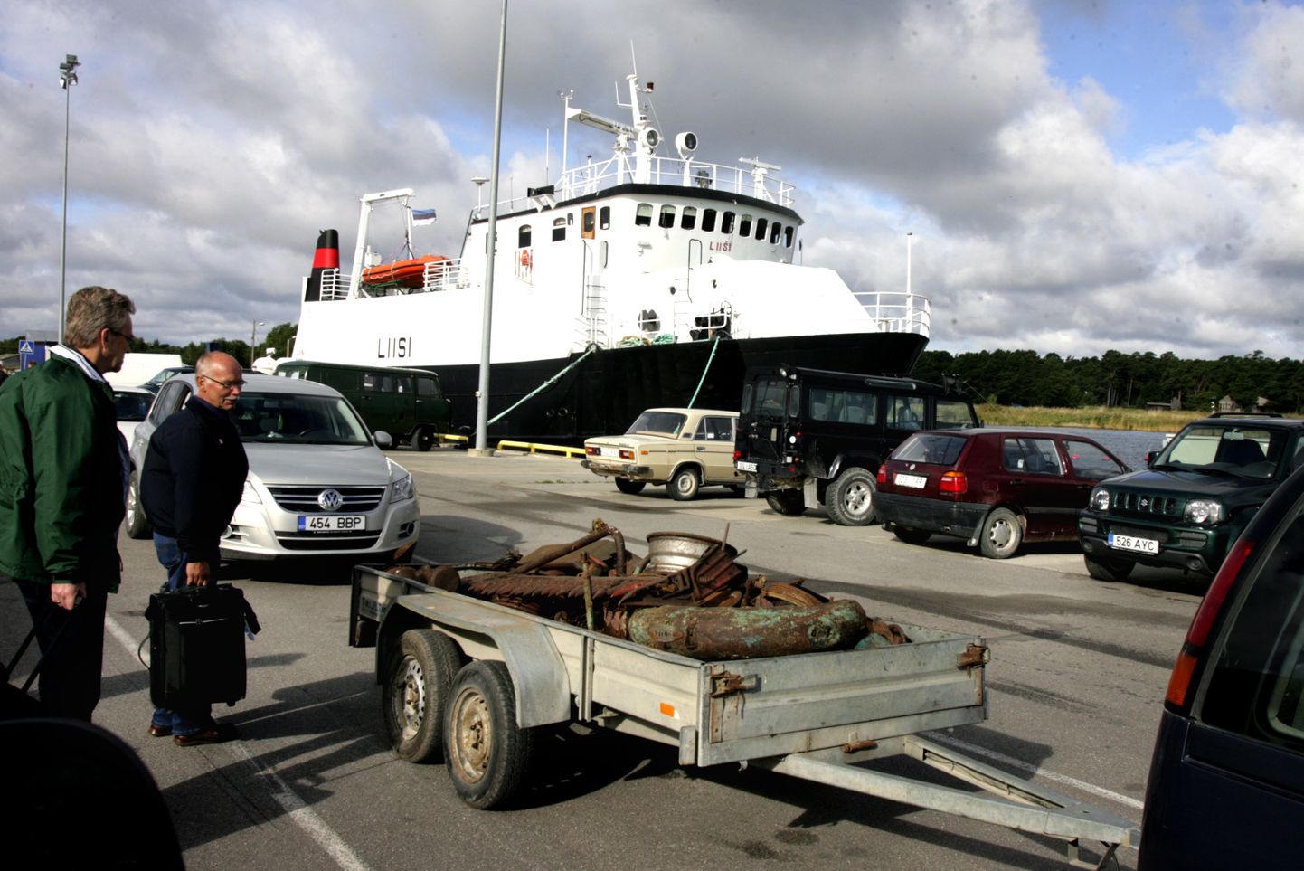 Autod on ka paljudel väikesaare elanikel, kuigi nende läbisõit pole suur ning nad seisavad suure osa ajast sadamas. Kihnu sadam augustis 2011.