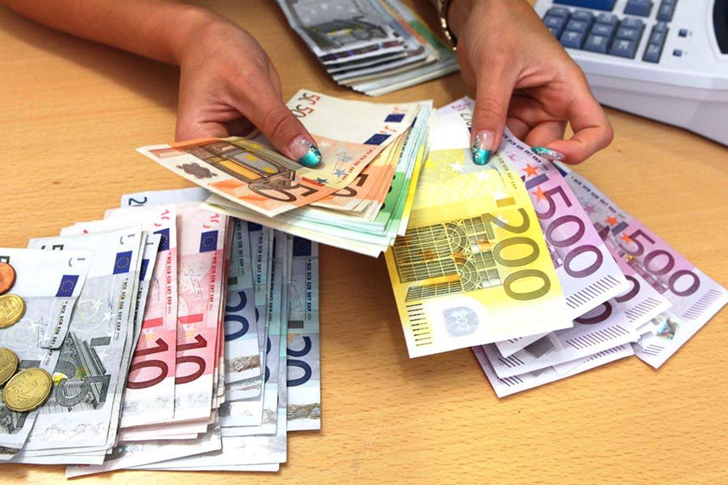 Kõrgeim palgamäär on seaduse järgi 5200 eurot, mis arvutatakse kroonidesse ametliku vahetuskursi alusel.
