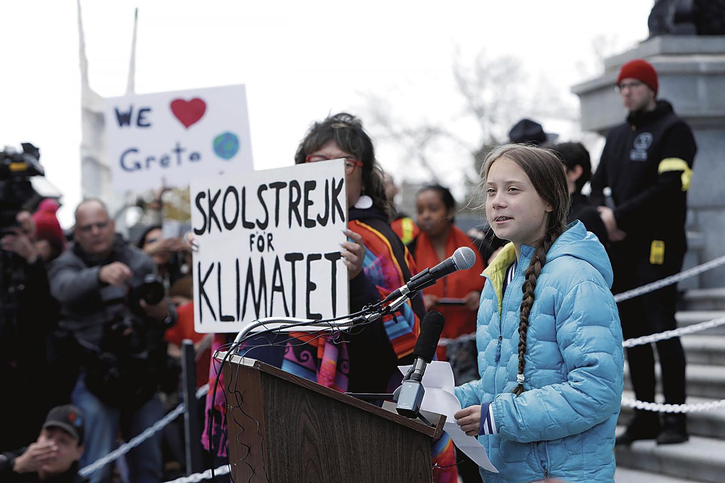 Greta Thunbergi (mikrofoni taga) algatatud kliimastreigid on jõudnud Pärnussegi.