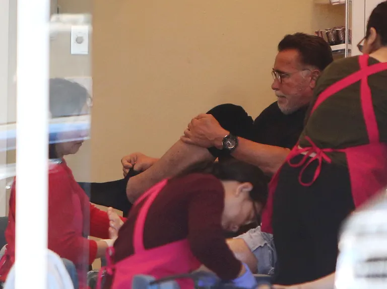 Arnold Schwarzenegger külastas Los Angeleses küünesalongi