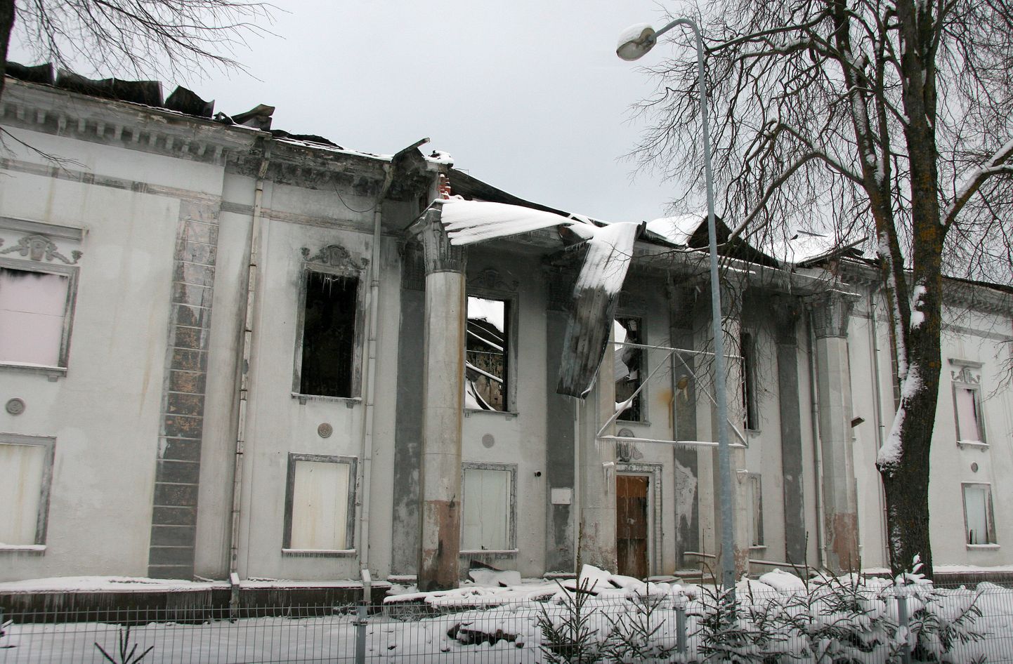 В результате двух случившихся друг за другом пожаров бывшее здание йыхвиского Дома культуры, где впоследствии располагался дом суда, превратилось в развалины.