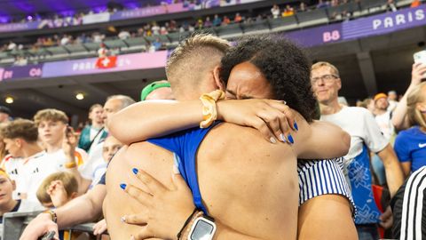 LIIGUTAVAD FOTOD ⟩ Olümpial silmapaistva tulemuse saavutanud Janek Õiglane langes rõõmupisarais abikaasa käte vahele