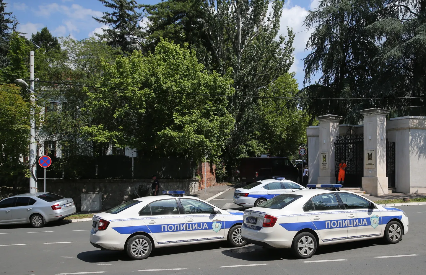 Politsei Belgradis Iisraeli saatkonna juures.