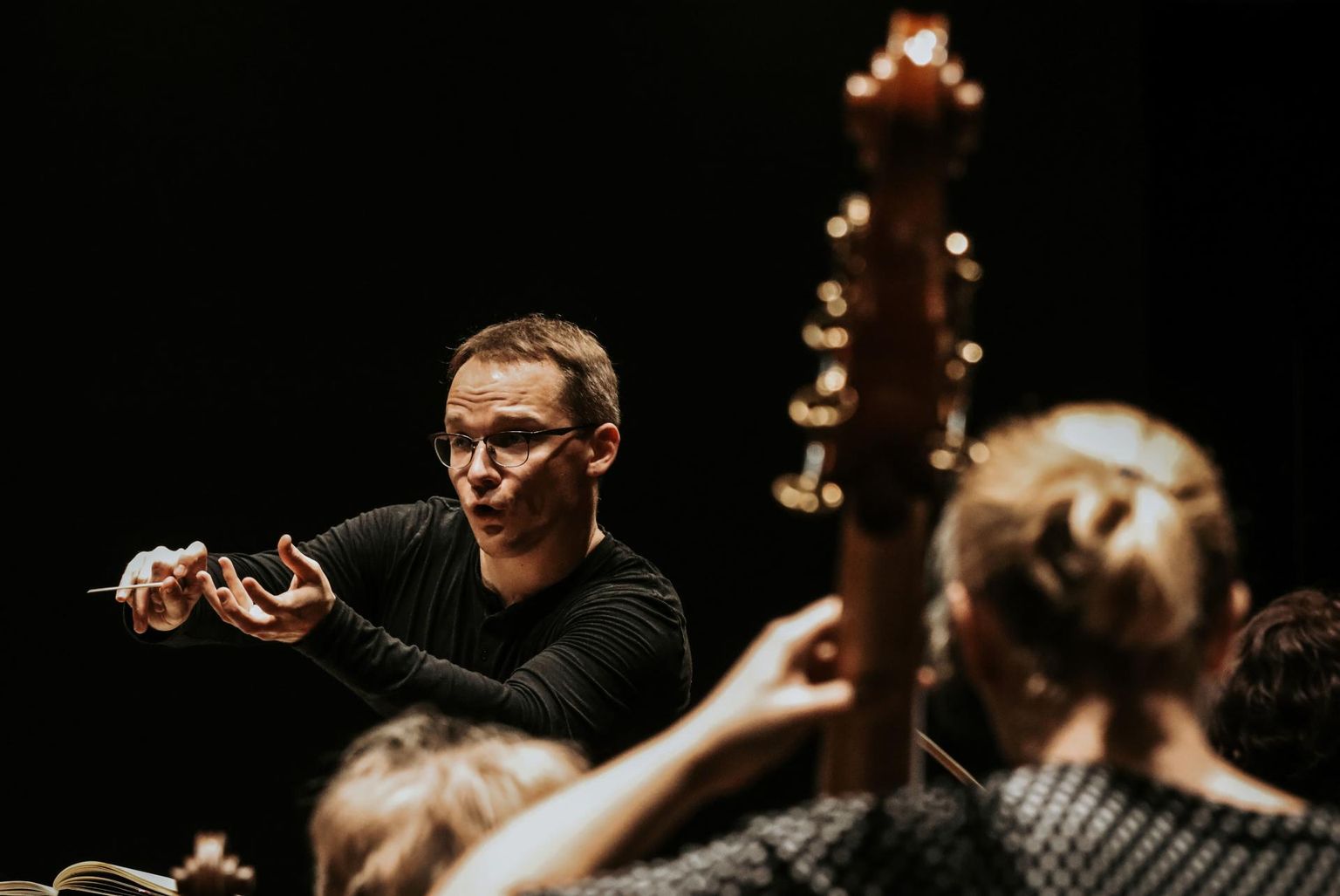 Pärnu linnaorkester ja peadirigent Kaspar Mänd valmistusid kontserdimajas ühest Pärnu hoonest inspiratsiooni saanud teose “betoon” esiettekandeks.