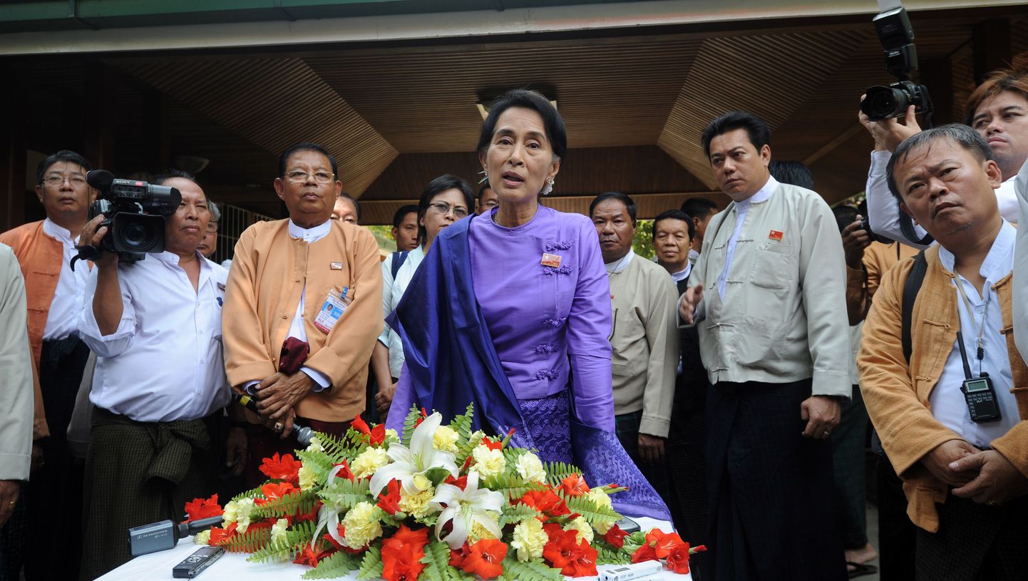 Birma opositsioonijuht Aung San Suu Kyi (ees keskel) täna Yangonis aset leidnud pressikonverentsil.