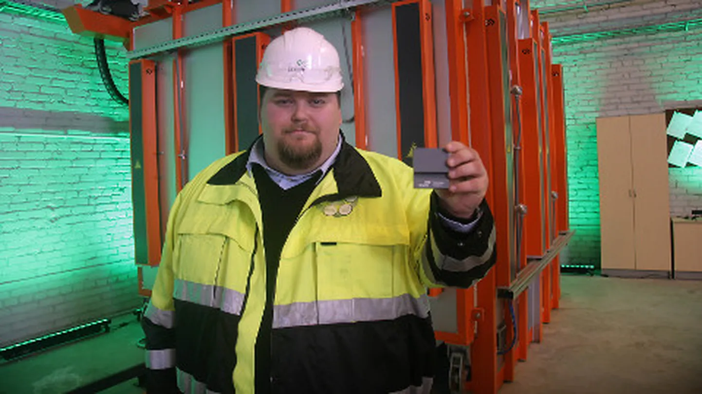 Otto Richard Pukk näitab hiljuti ülesseatud tootmisliini juures Xylani tehnoloogiaga töödeldud metallitükki, mis on disainitud mobiiltelefoni hoidjaks. Kuigi põhiline osa praegu Jõhvis sellel liinil töödeldud metalldetailidest läheb süvamerre rajatavatesse naftapuurtornidesse, peetakse ettevõttes plaane toodete valmistamiseks ka teistele tööstusharudele.