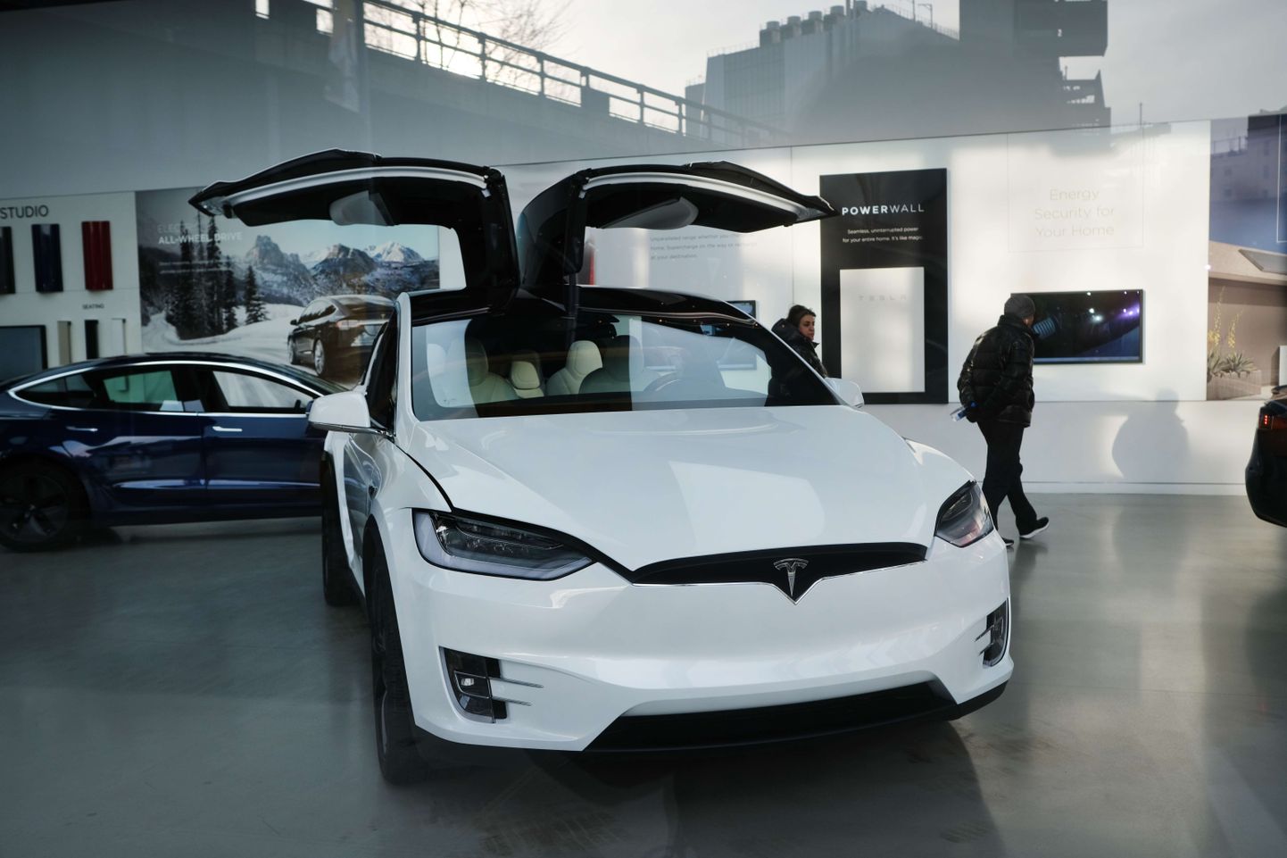 Tesla autod New Yorgi esinduspoes.