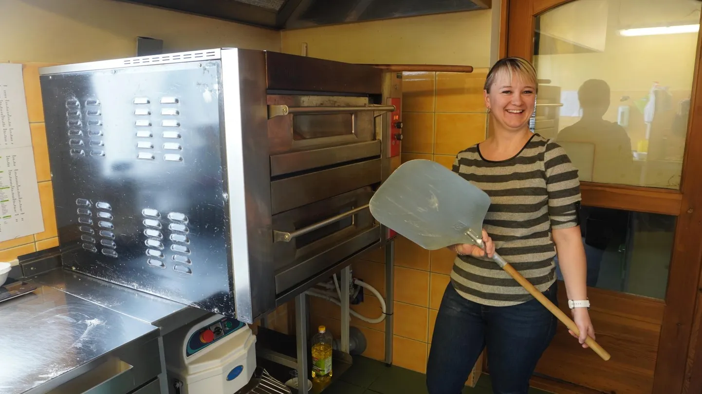 Triinu Klopets on Pizza Merano uus töötaja. Sel nädalal seisab tal ees kibekiire aeg. «Ei tea, mida oodata, aga kindlasti saame hakkama,» lausus ta.