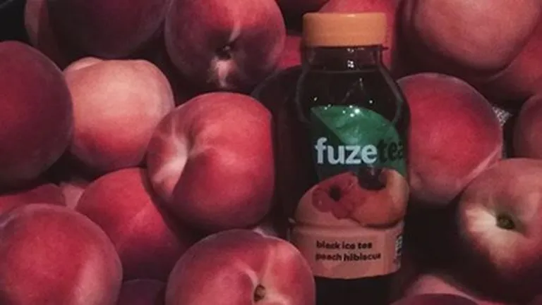 "Fuzetea" ar melnās tējas, persiku un hibiska garšu