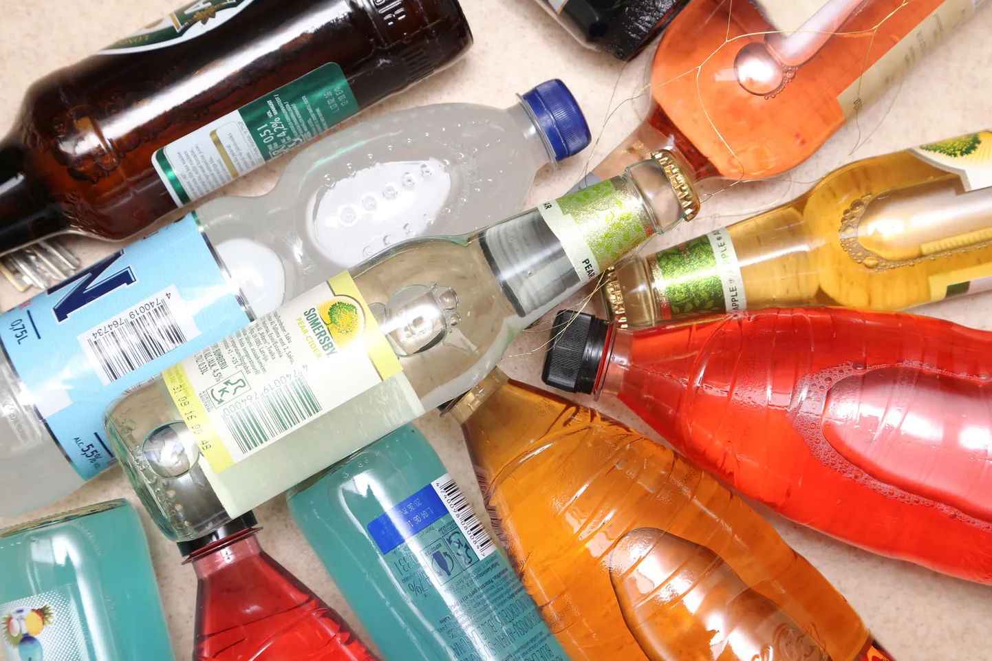 Alkohoolsed joogid: siider, gin, longero, vein. Pilt on illustratiivne.