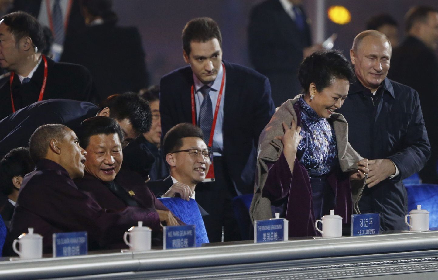 Путин подал плед жене Си Цзиньпина, шокировав Китай и вызвав пересуды в СМИ.