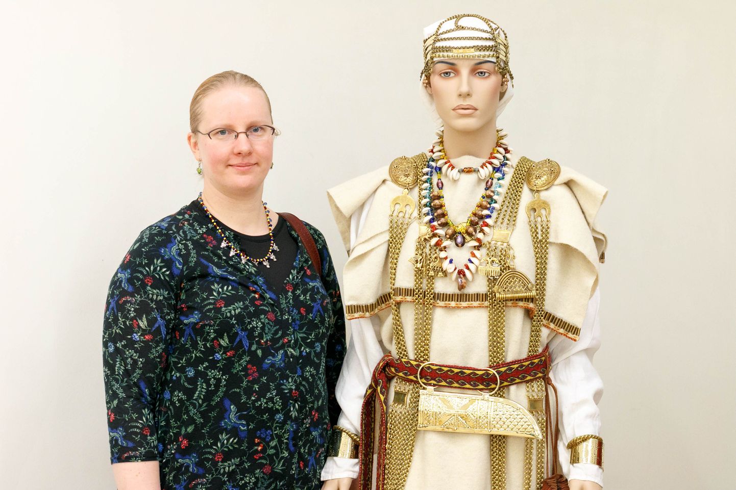 Egge Edussaar-Haraku näitus Valga muuseumis pakub külastajatele palju avastamis- ja vaatamisrõõmu. Heledate rõivastega naismodelli riideid ehib 18 meetrit ketti, mille valmistamiseks kulus kunstnikul pea pool aastat.