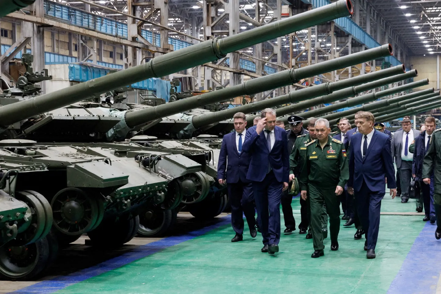 Vene kaitseminister Sergei Šoigu inspekteerimas tankitehast Omskis.