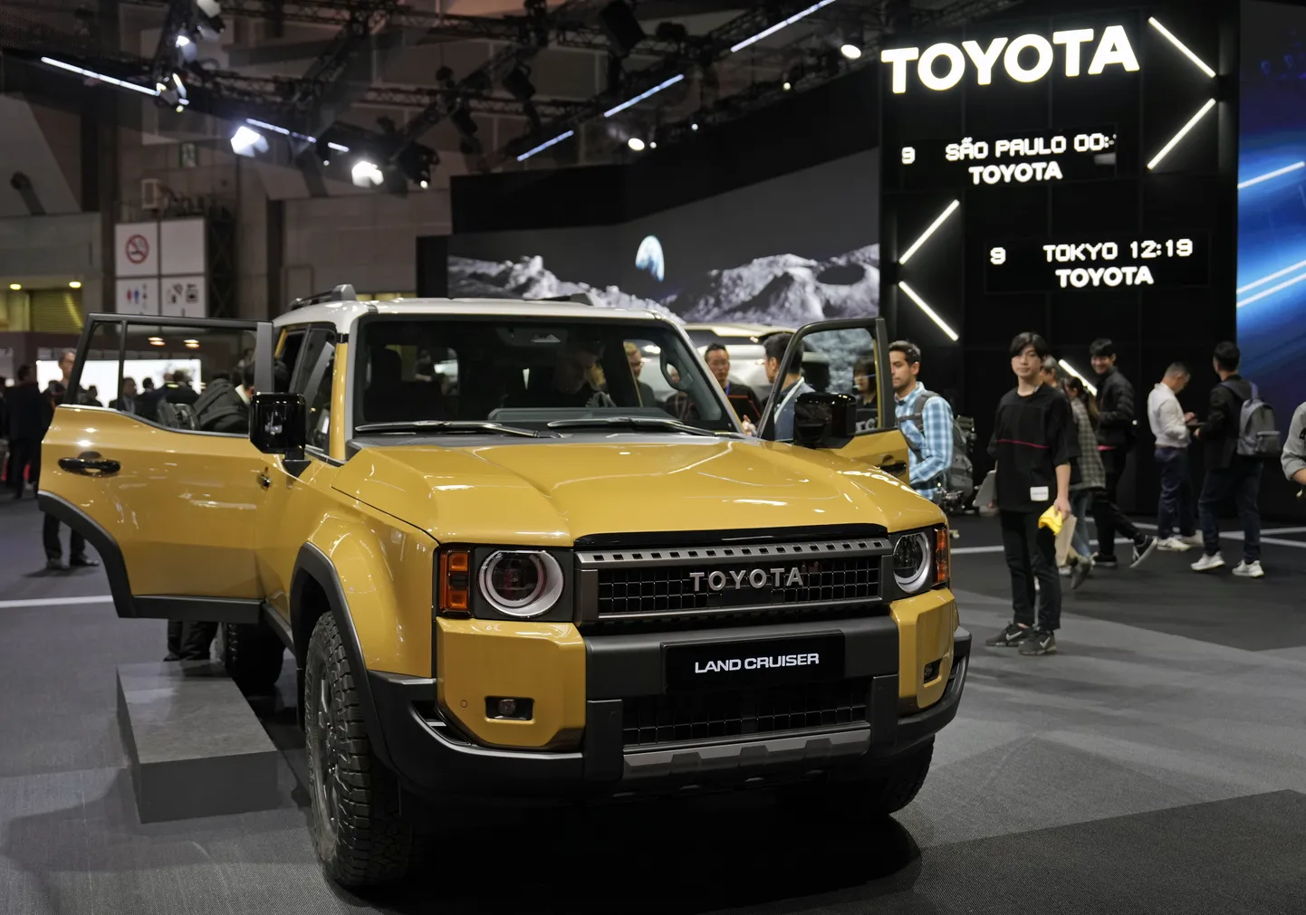 Toyota uus Land Cruiser pressile uudistamiseks Jaapani mobiilsusmessil 2023 Tokyos 25. oktoobril. Publik lastakse peale alates 28. oktoobrist.
