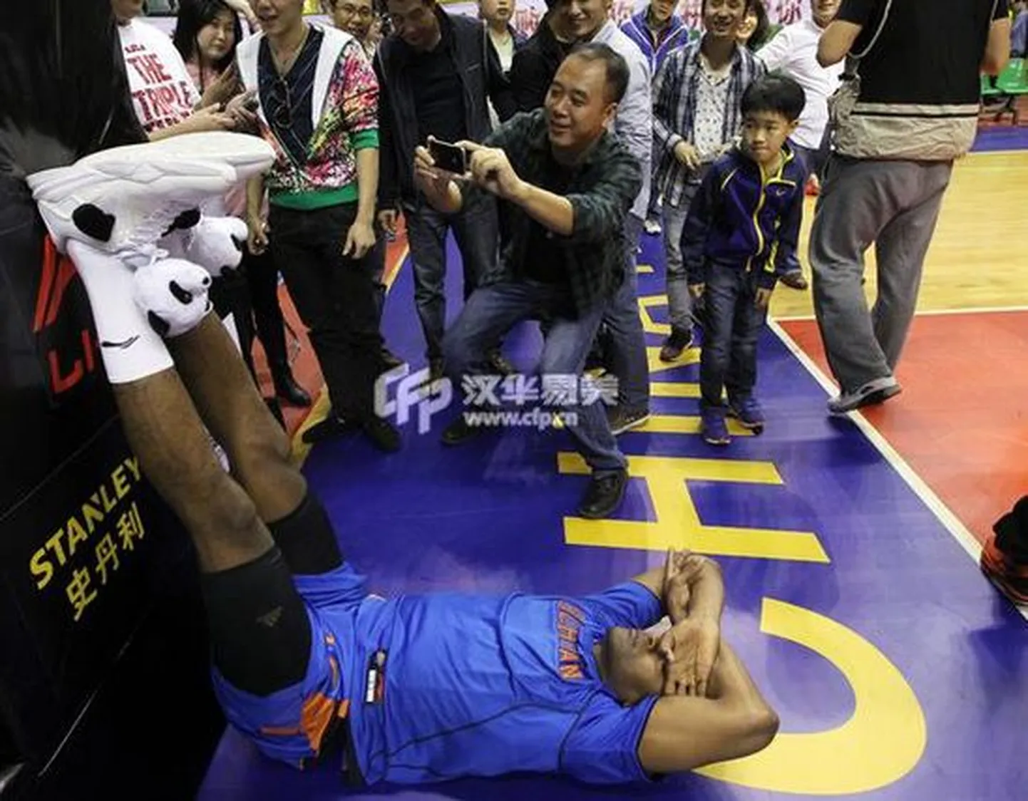 Metta World Peace kuulsate jalanõudega.