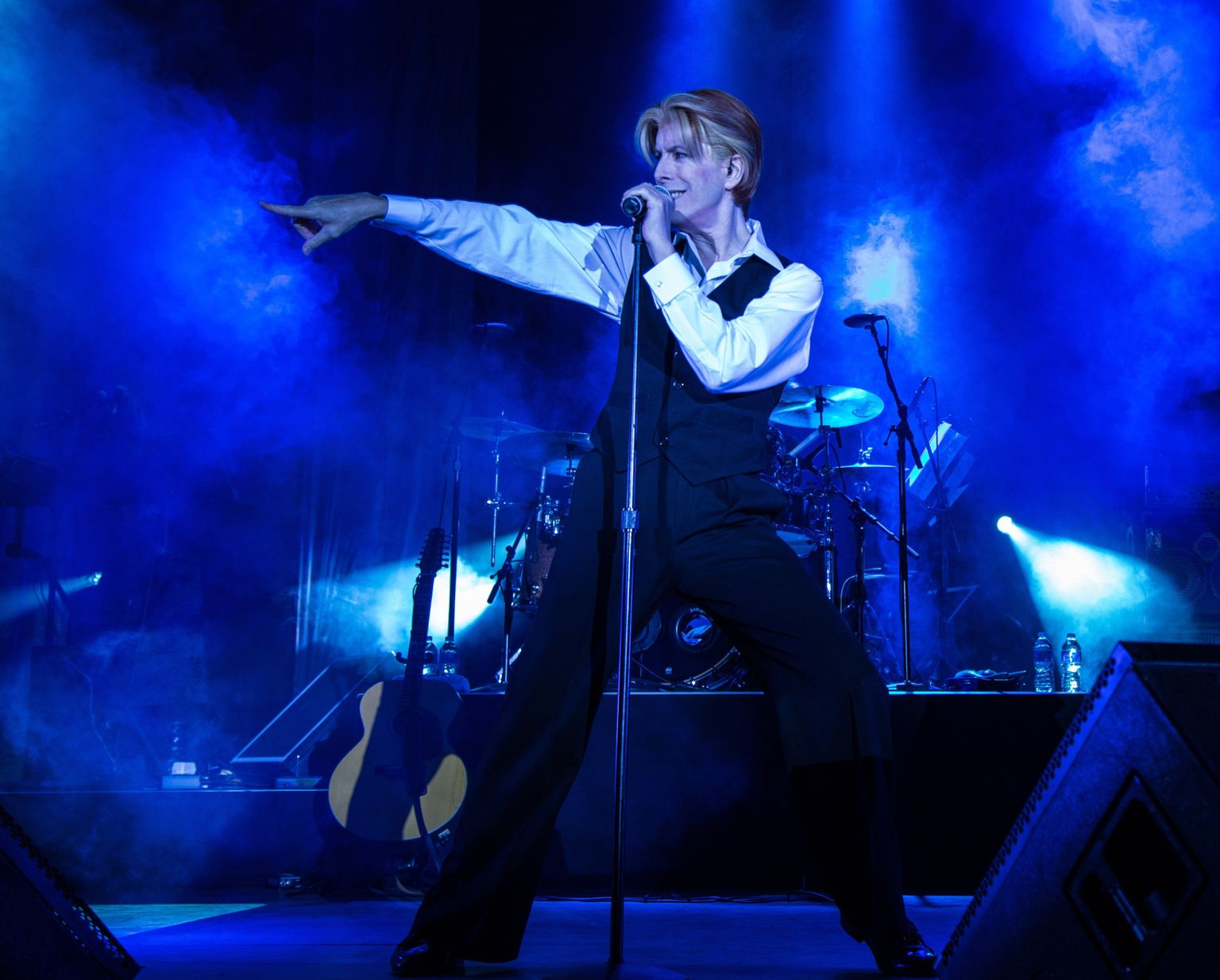 David Brighton mängimas üht inglise meest nimega David Bowie.