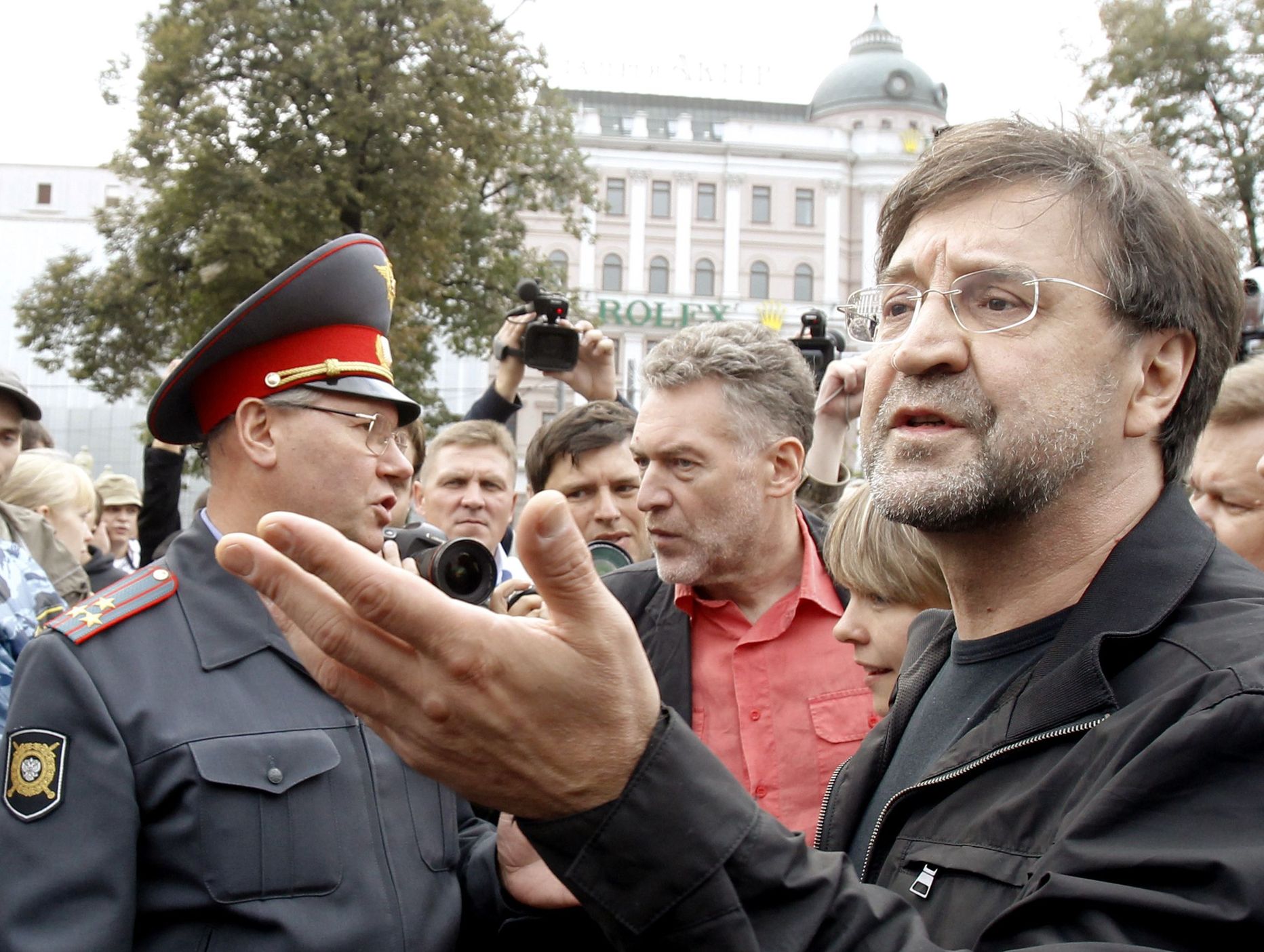 Vene rokkstaar Juri Ševtšuk, meeleavaldajad ja miilits