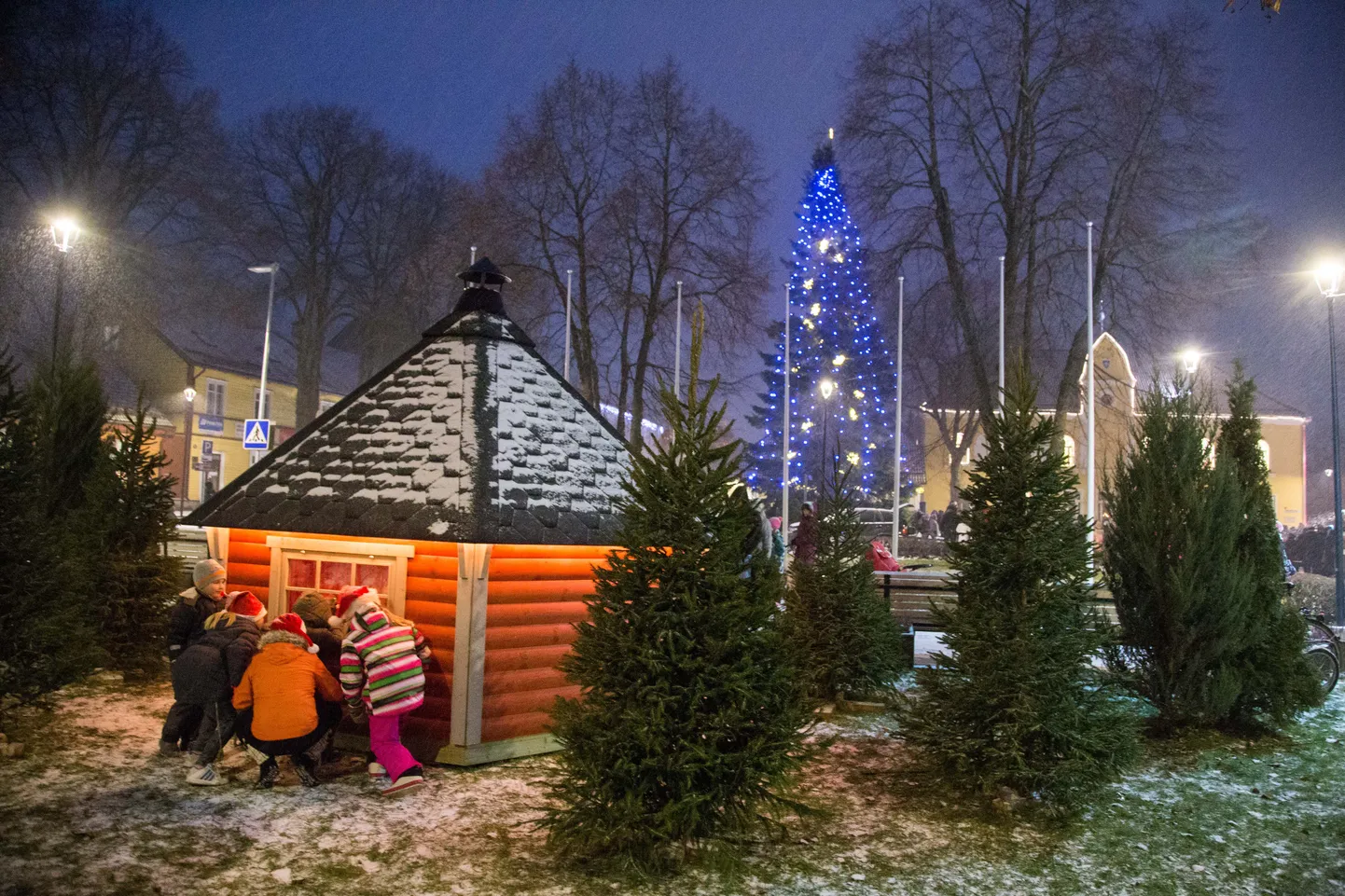 Esimene advent Paide keskväljakul.