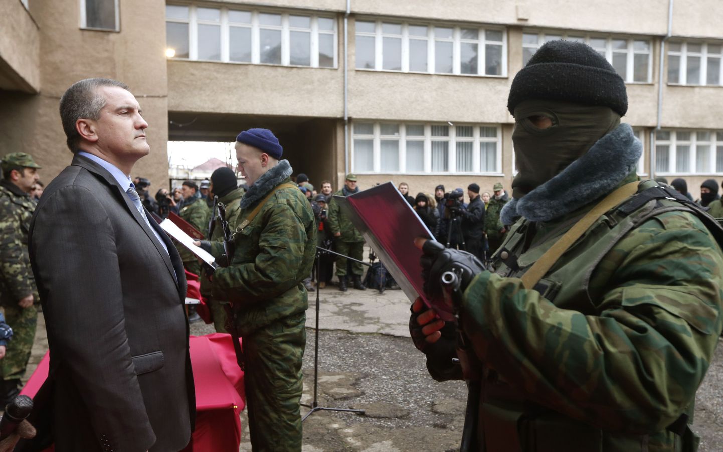 Krimmi omakaitseväelane vandumas truudust Sergei Aksjonovile