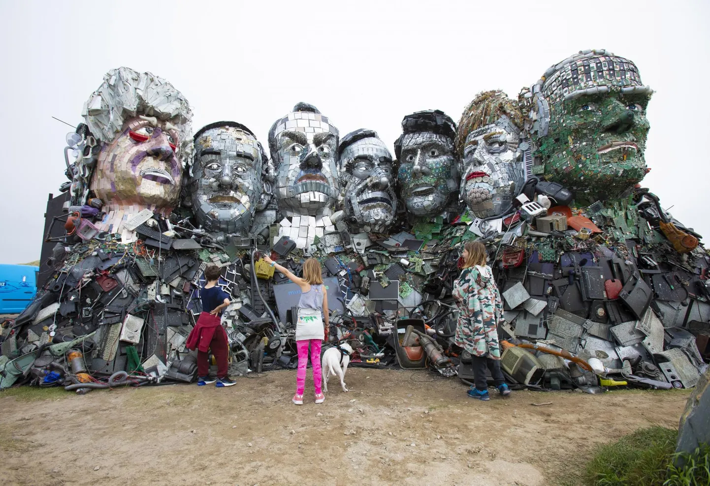 Kunstnik Joe Rush lõi selle aasta juunikuus Cornwallis toimunud G7 kohtumise puhuks «Mount Recylemore» nimelise skulptuuri, kus Mount Rushmore kaljukujudega sarnaselt on ulatulikumale taaskasutusele kutsuvas elektroonikajäätmetest tehtud kuntsiteoses vasakult paremale kujutatud Boris Johnson, Yoshihide Suga, Emmanuel Macron, Mario Draghi, Justin Trudeau, Angela Merkel ja Joe Biden.
