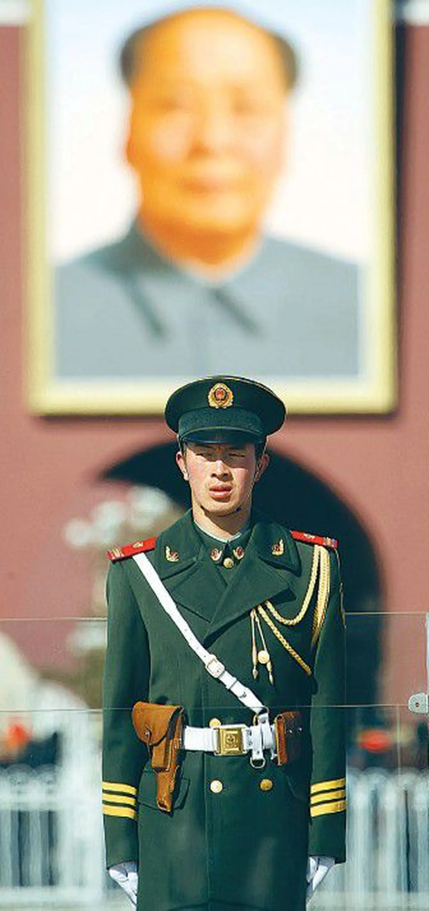 Китайский военнослужащий на площади Тяньаньмынь.