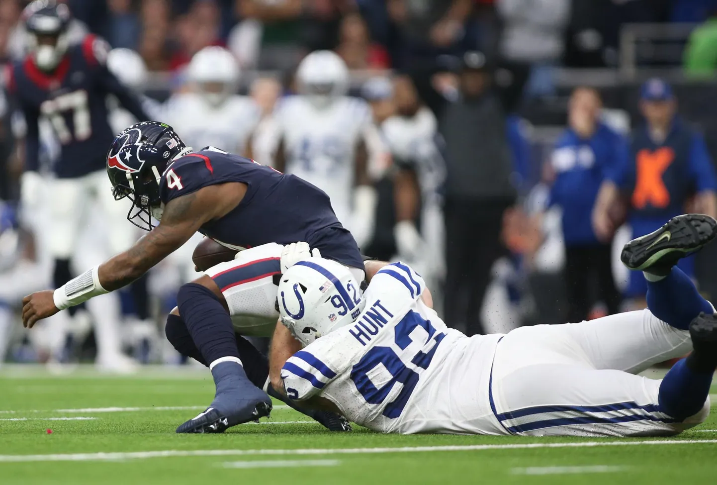 Indianapolis Coltsis kaitsepositsioonil mängiv Margus Hunt (92) takistab Houston Texansi söötjat Deshaun Watsonit (4).