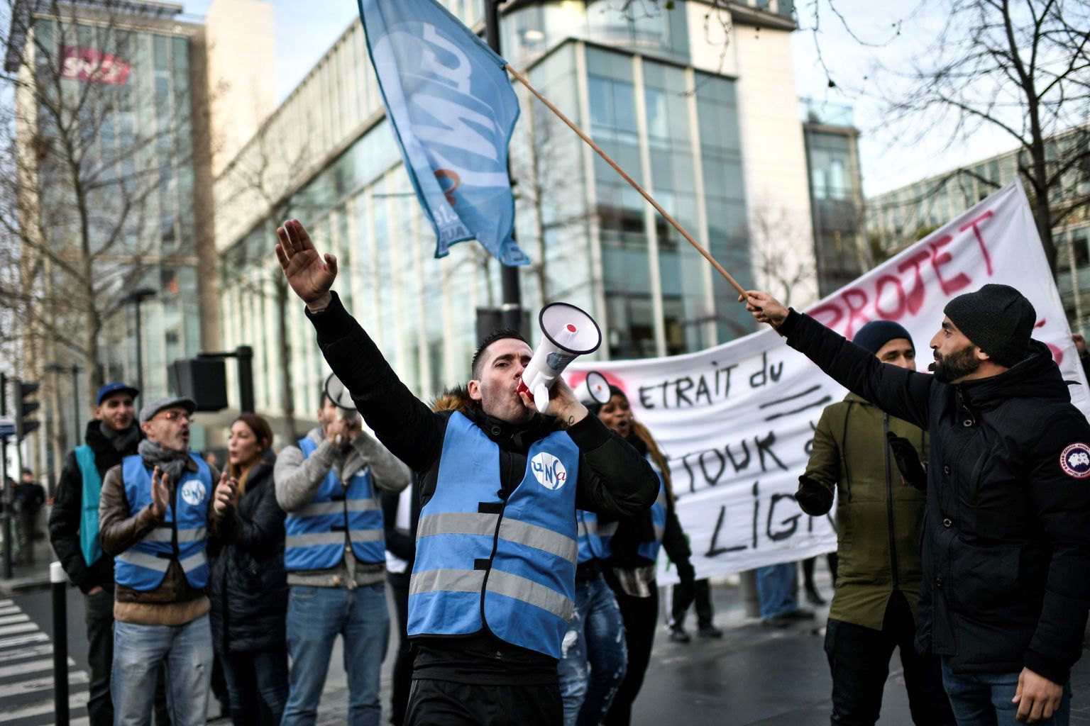 Streikivad raudteetöölised 24. detsembril Pariisi lähedal Saint-Denis´s Prantsuse riikliku raudteefirma SCNF peakorteri ees.