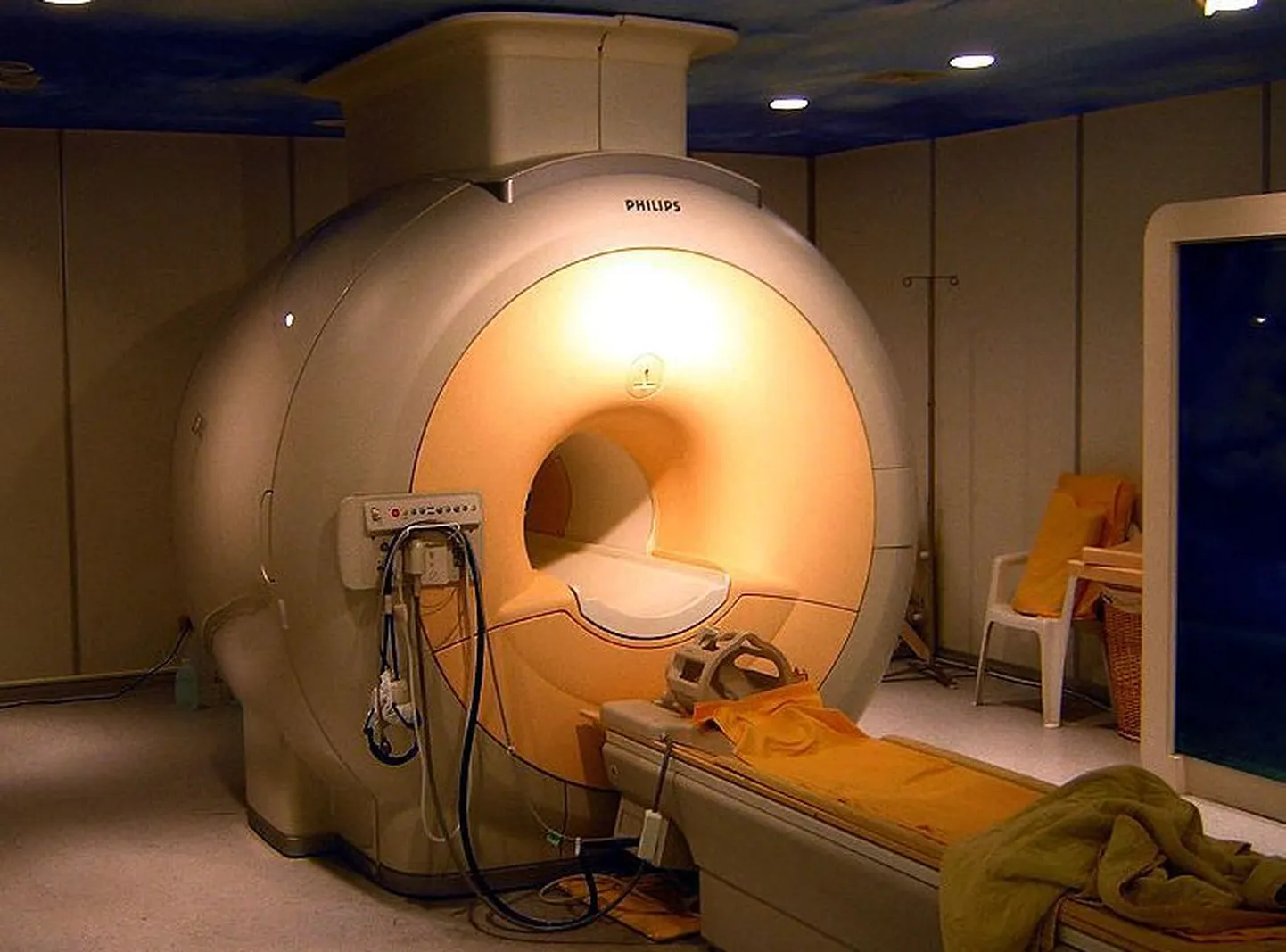 Ülekaalulisele naisele soovitati loomaaia magnetresonantstomograafi. Fotol meditsiiniline magnetresonantstomograaf