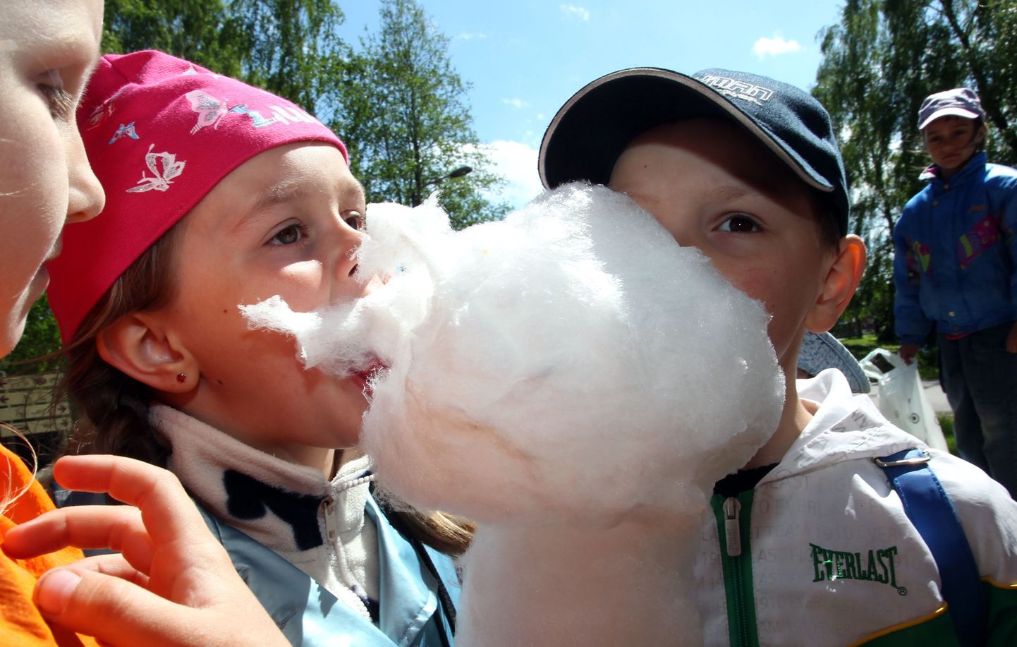 Magusa- ja rasvamaksust võiks arstide hinnangul olla kasu ka Eestis. Pildil lapsed suhkruvatiga maiustamas.
