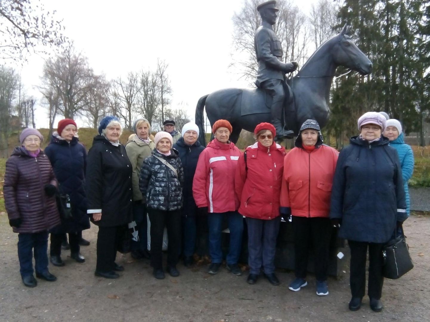 Pensionäride liidu eestvõttel tegid eakad esimese ühise jalutuskäigu esmaspäeval Viljandi lossimägedesse.