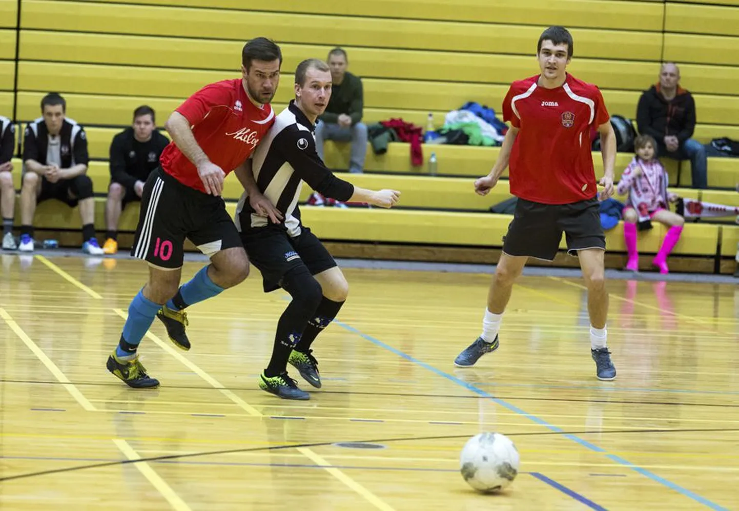 Viljandi spordihoones peetud maakonna saalijalgpalli meistrivõistluste finaalis alistas Suure-Jaani (punastes särkides) esindus 1:0 SK Tääksi.