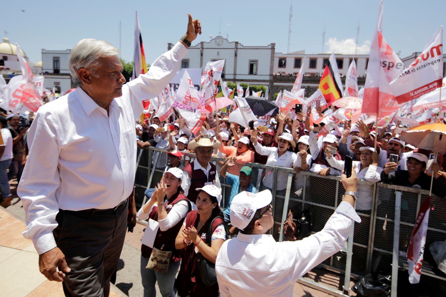 Andres Manuel Lopez Obrador toetajatega kohtumas.